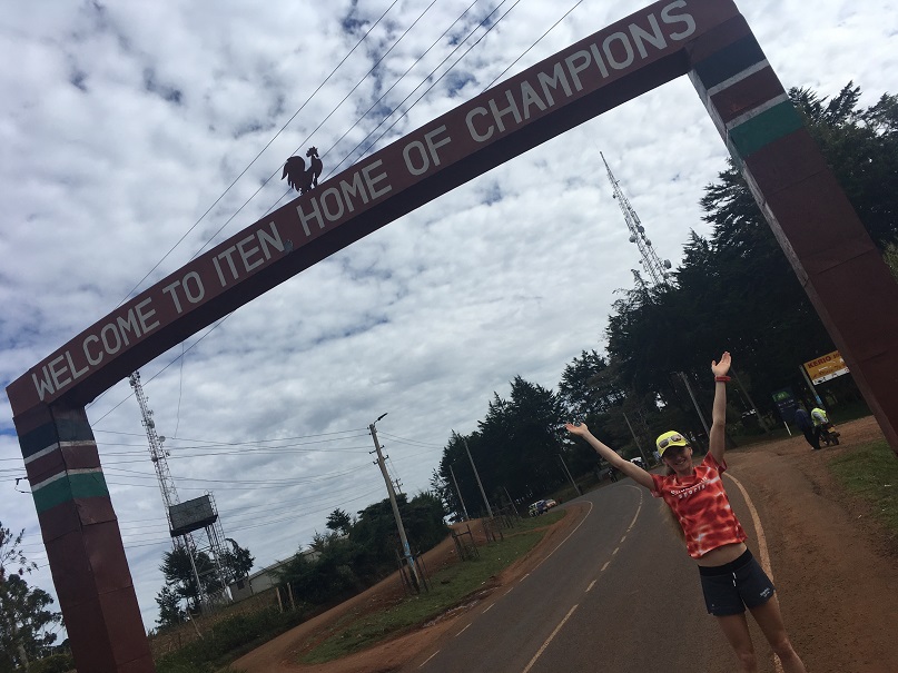 Ein Champion ist angekommen - das Eingangstor zum Läufermekka Iten in Kenia